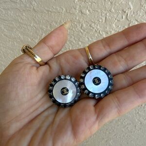 CHANEL Pre-Owned
1997 CC button clip-on earrings